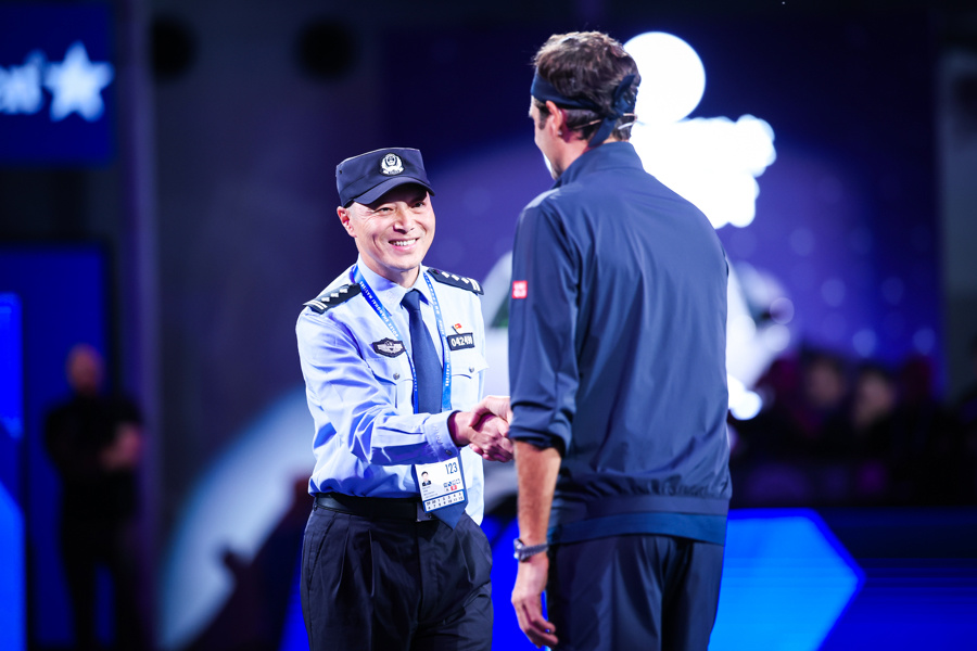 守护的民警, 也曾在雨中, zF 守护的民警, 也曾在雨中, zF